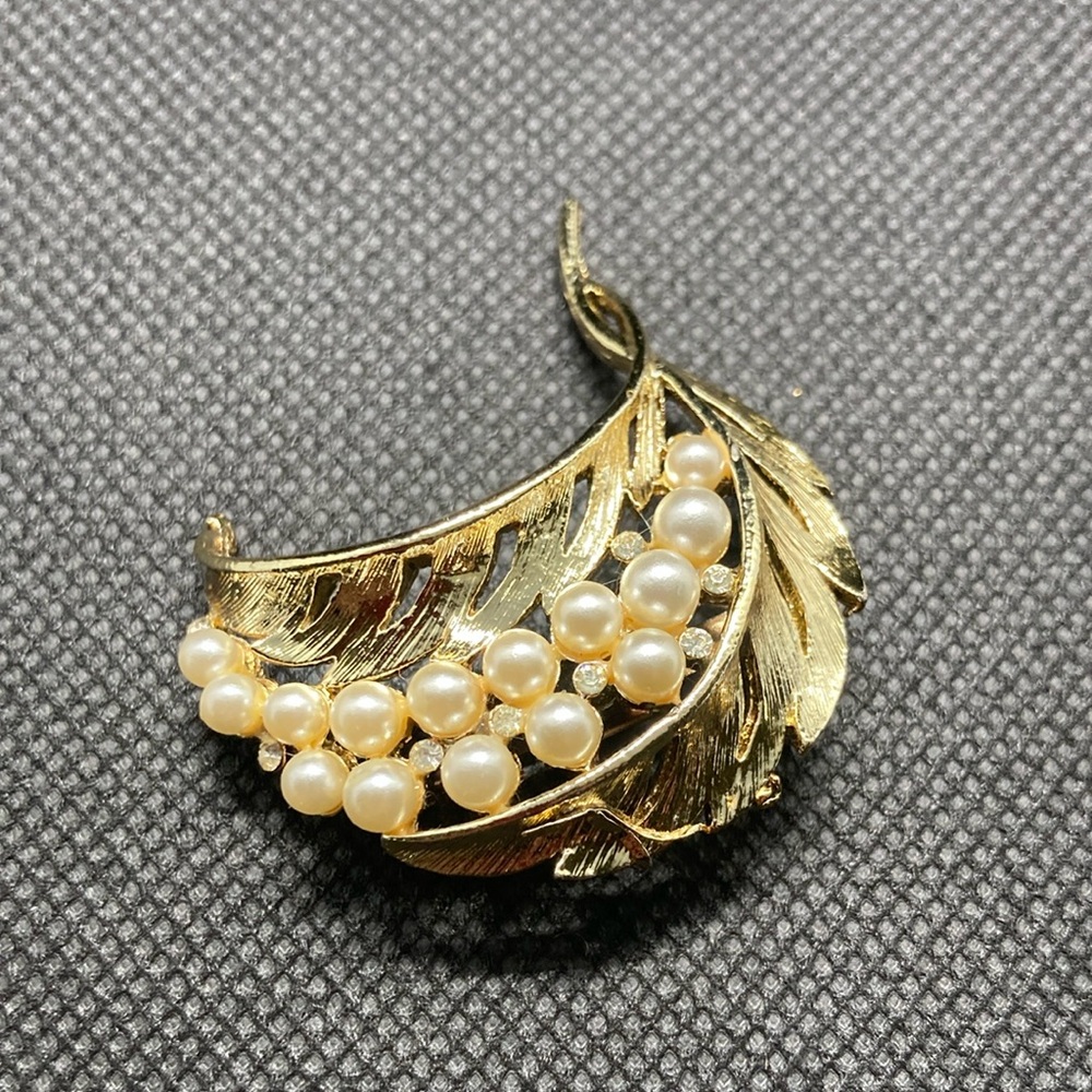 Elegant Gold tone Leaf Rhinestone & Pearl Brooch